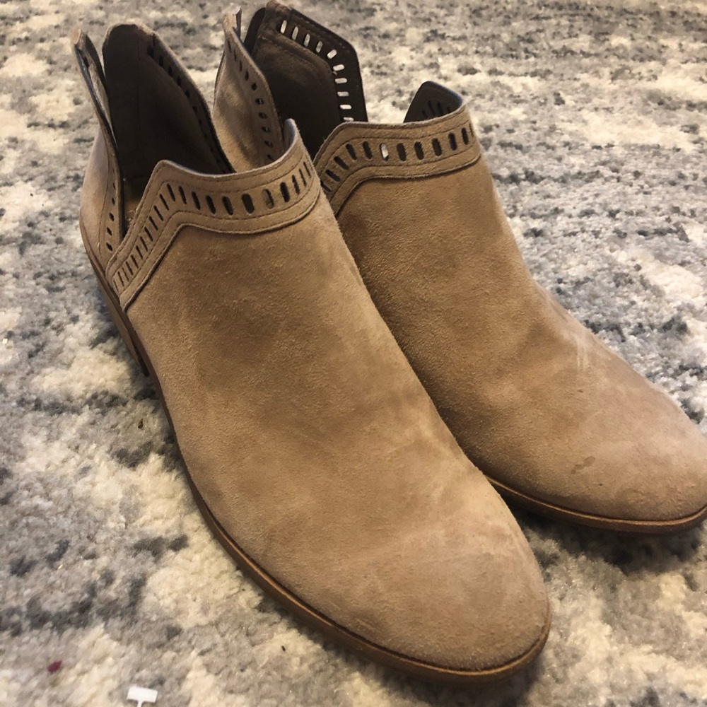 New w/ tags Vince Camuto suede booties size 10